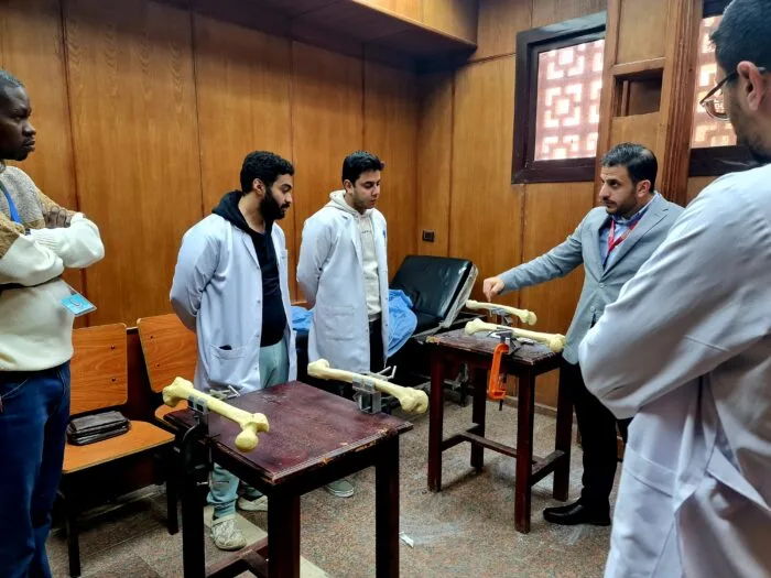 محاضرة تدريس في طب عين شمس للاطباء عن طريقة علاج كسور العظام