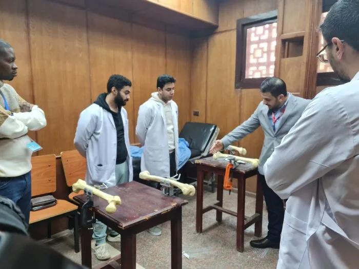 محاضرة تدريس في طب عين شمس للاطباء عن طريقة علاج كسور العظام