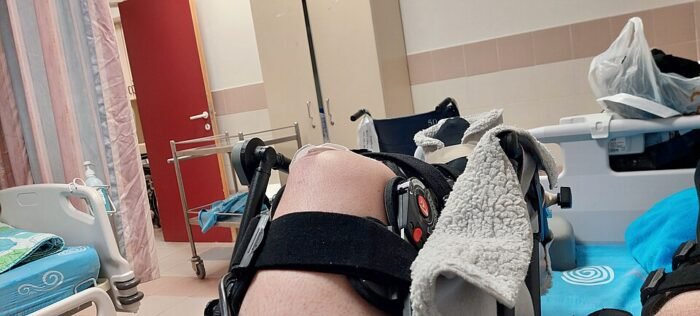 تمارين بعد عملية تغيير مفصل الركبة والعلاج الطبيعي: ثني الركبة خطوة بخطوة جهاز الحركة المستمرة السلبية لثني الركبة بعد العملية